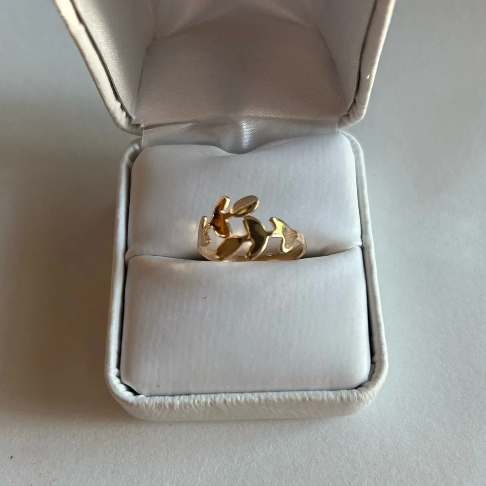 3/$20 Gold Tone Leaf Plant Patterned Circle Ring Size 6/7
